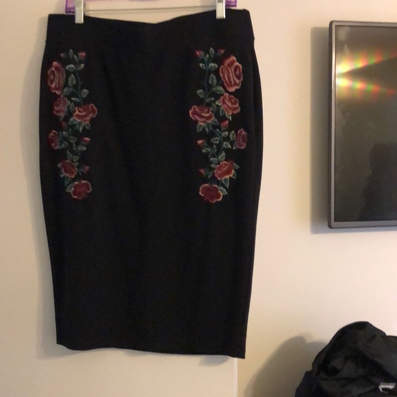 torrid Dresses & Skirts - Torrid embroidered pencil skirt